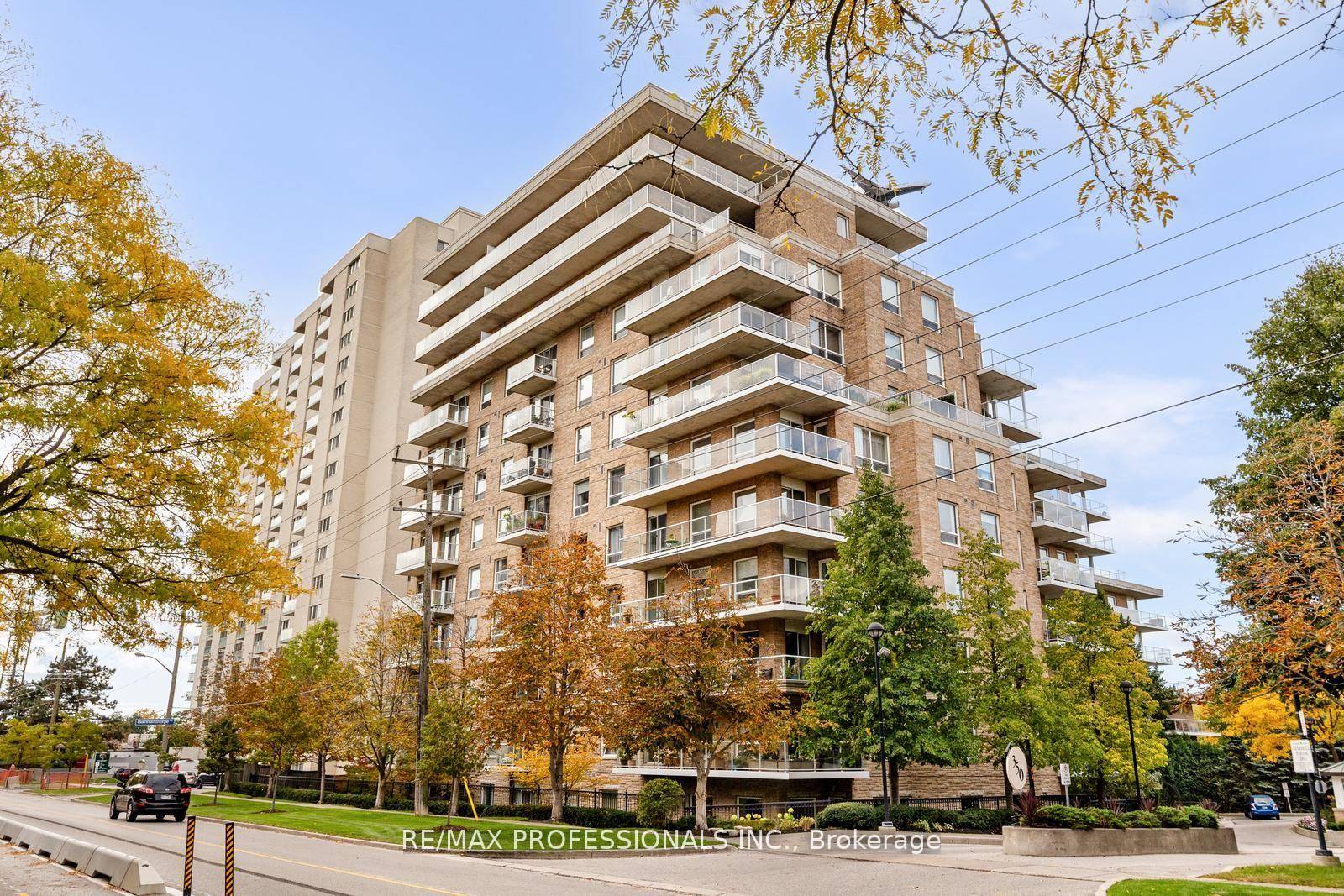 DIRECTLY ON THE RAVINE ! Muskoka in the city corner unit !