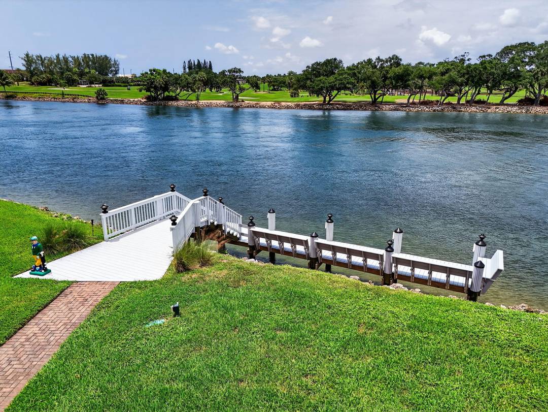 Amazing direct intracoastal amp ; golf course views from this 2bd 2ba condo w covered parking, this is the epitome of Florida living !