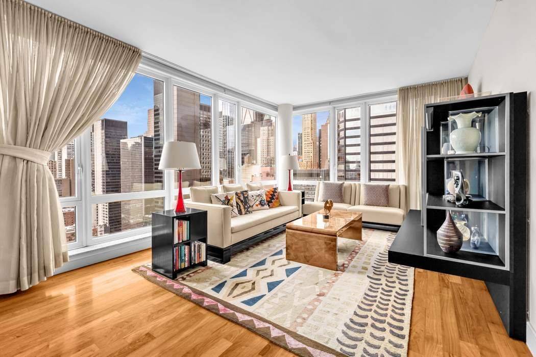 Sophisticated Midtown East Living with Stunning West and East Views Perched on the 31st floor, this pristine 2 bedroom, 2.