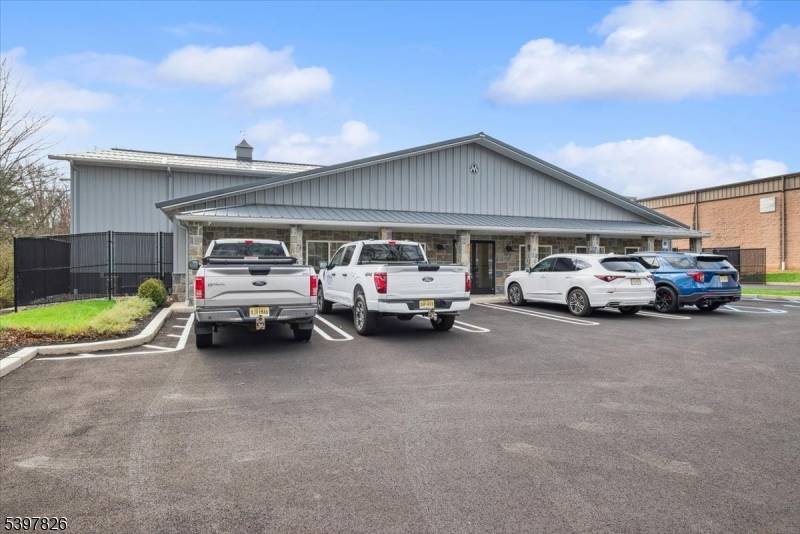 UNBELIEVABLE BRAND NEW 9, 875 SF INDUSTRIAL BUILDING LOCATED ON 9.