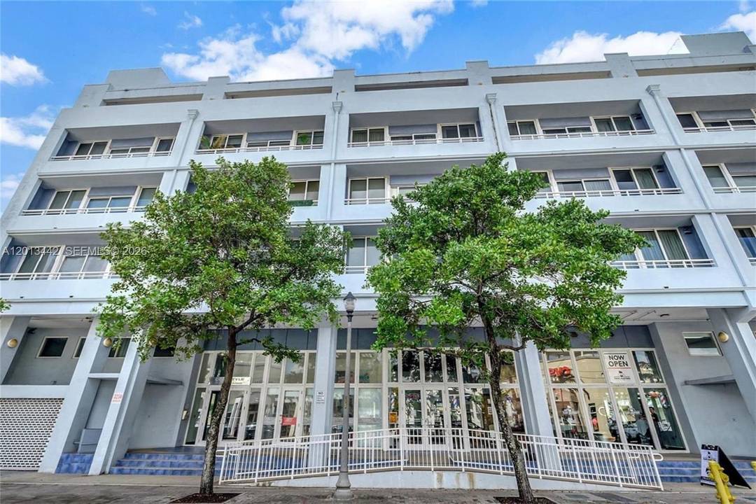 Perfectly positioned in the epicenter of Coconut Grove's Village, Residence 307 at CocoStyle places Peacock Park, Ariete, Greenstreet Cafe, and Biscayne Bay s waterfront promenades just moments away.