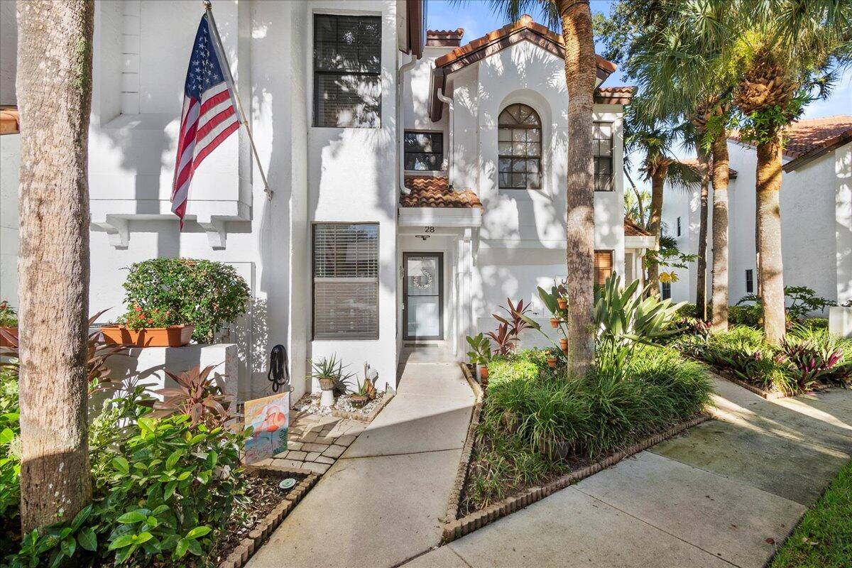 Fully Furnished Turn key seasonal rental available in a vibrant sough after Gated boating community of Mariners Cove on the Intracoastal Waterway !
