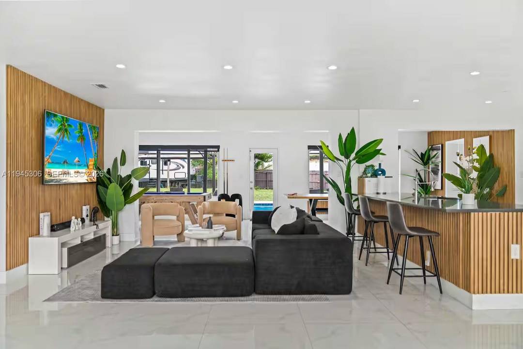 Welcome to Casa Bellavista, a stunning, modern pool home residence in East Hallandale Beach amp ; just 10 minutes from the main South Florida beaches.