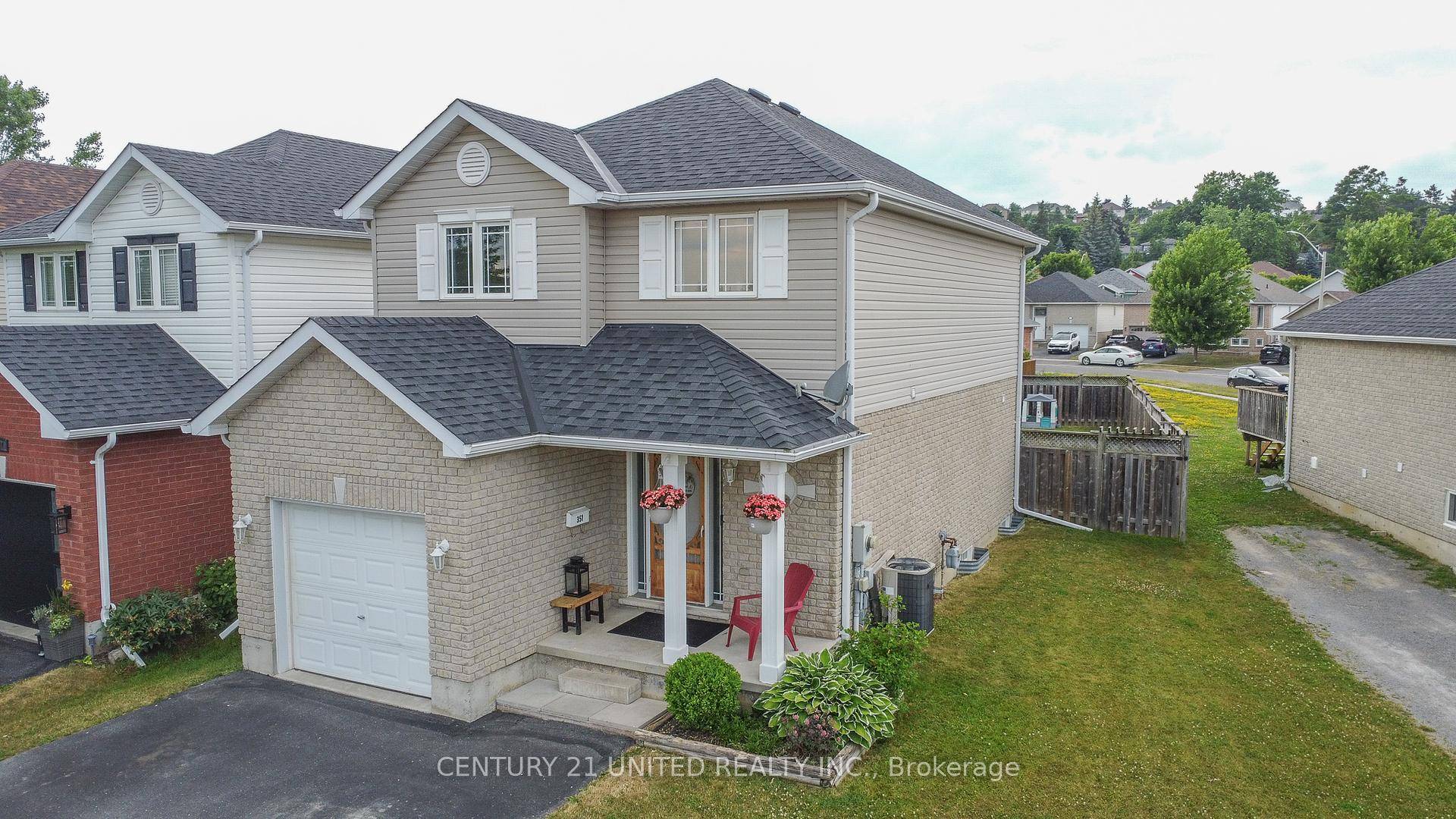 Well maintained 2 storey home, perfectly situated in a family friendly neighborhood directly across from a beautiful community park featuring a climber and splash pad currently being installed.