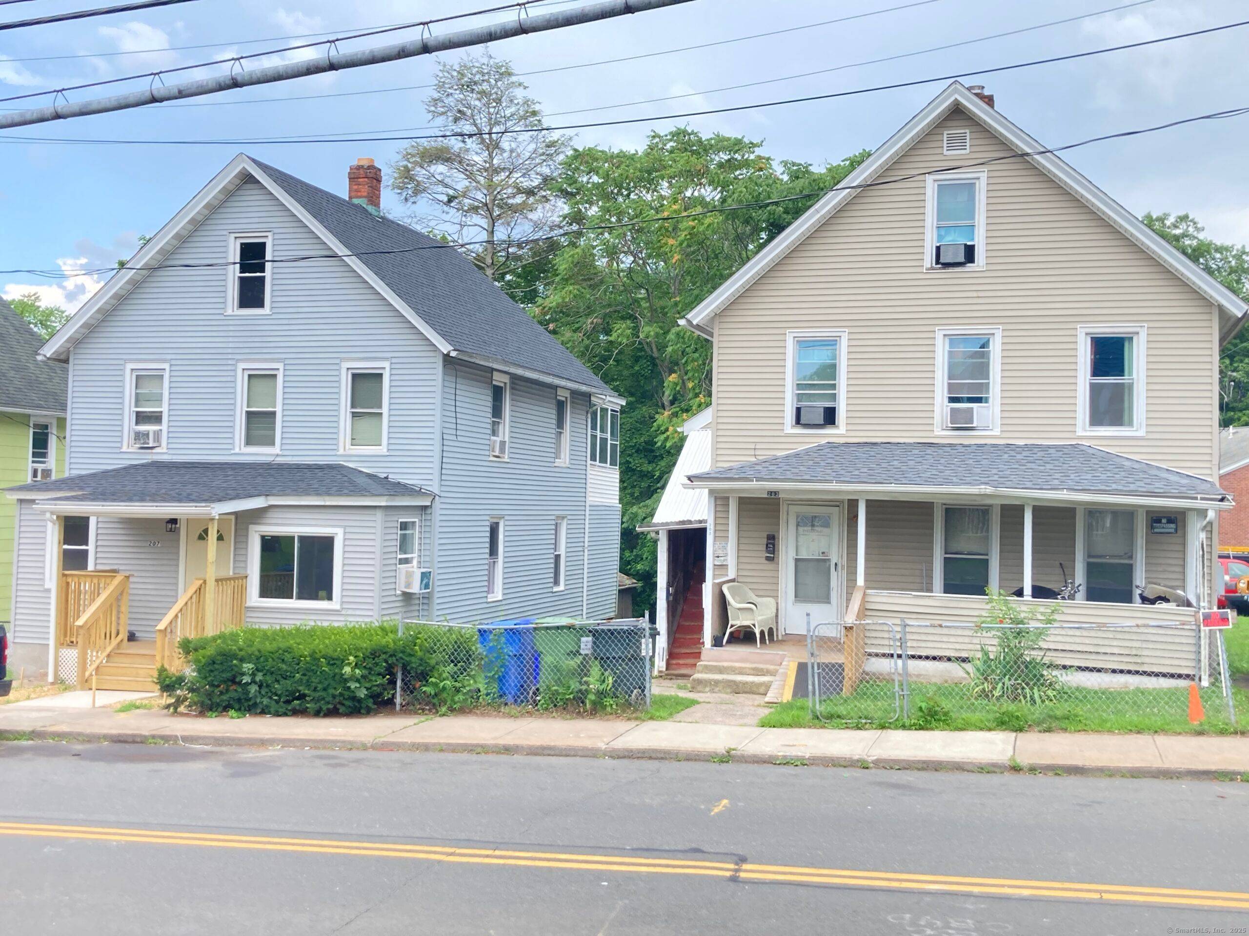 Two side by side two families in Middletown !