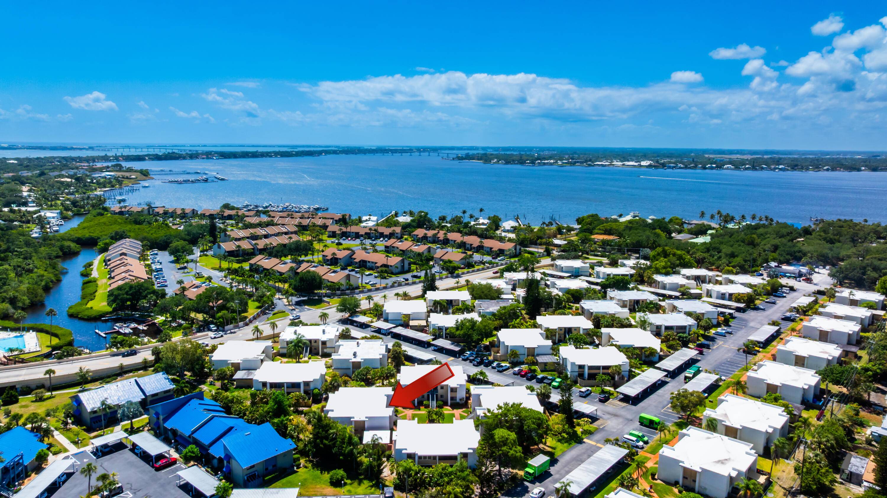 VIBRANT COASTAL CONDO that will put a smile on your face !