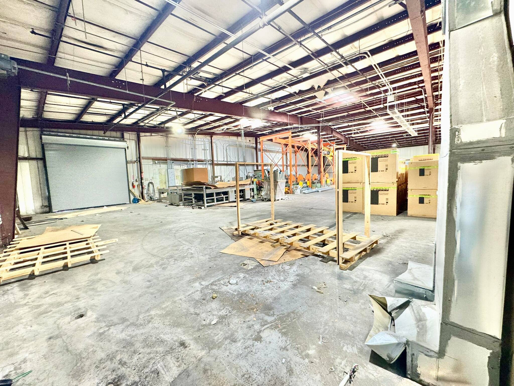 Fantastic 16, 400 SF Warehouse Office 11, 639 SF warehouse, 3, 941 SF office.