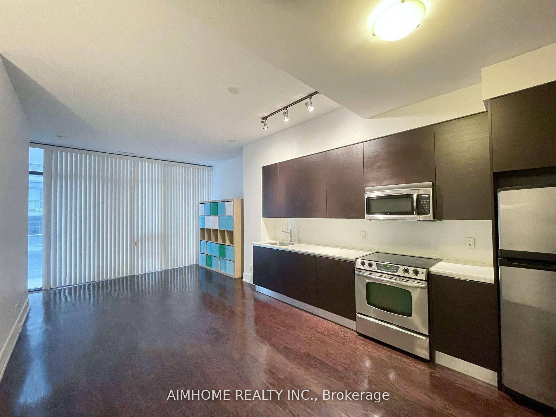 Large 1 1 Unit with 10ft ceiling floor to ceiling windows with South East exposure.