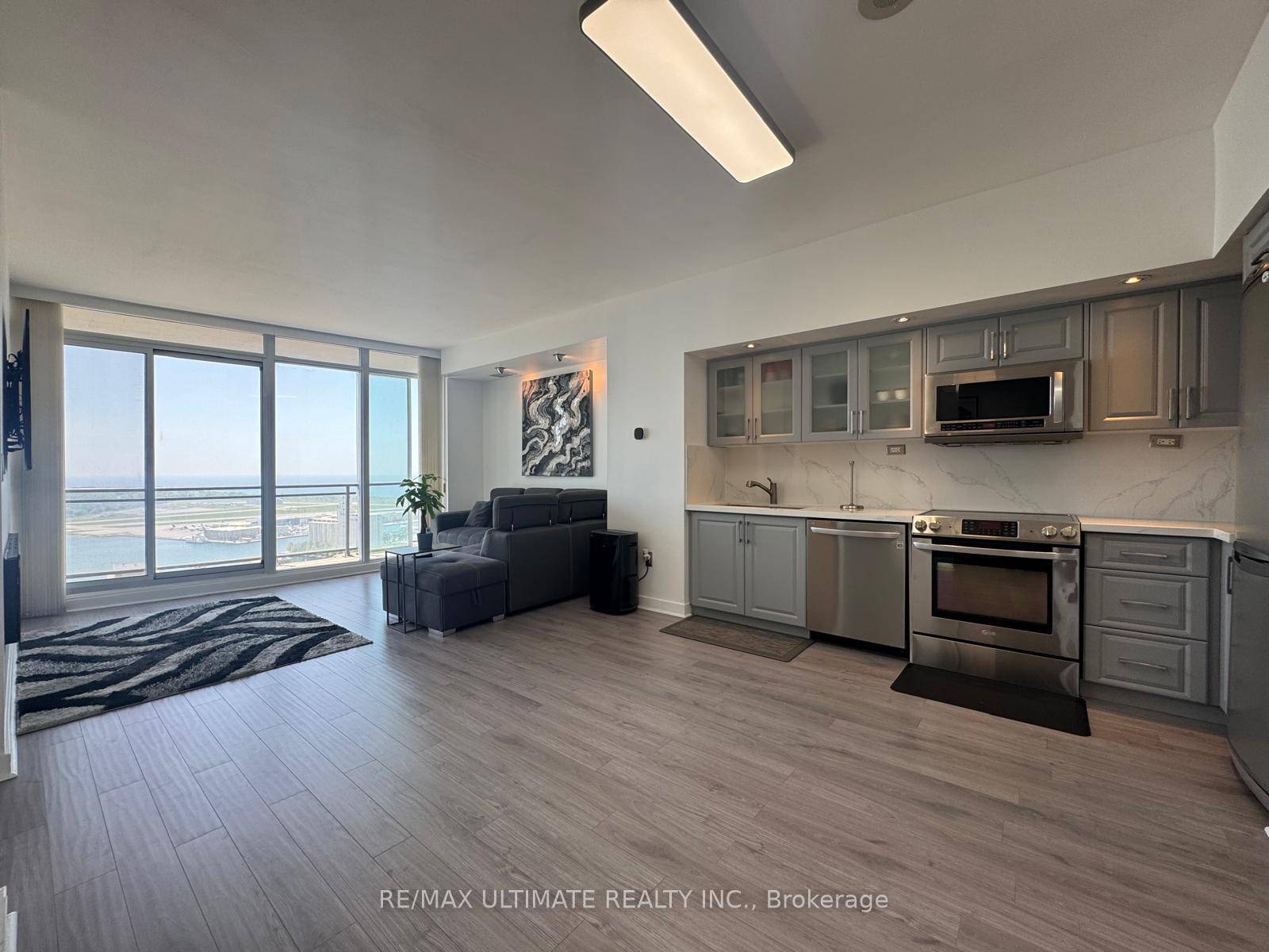 Million Dollar Lake amp ; 8 Acre Park Views !