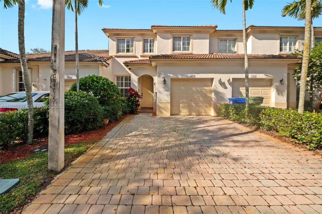 This lovely 3 bedrooms, 3 bathrooms, 1 car garage, 2 story townhome with an upstairs extra large loft area !