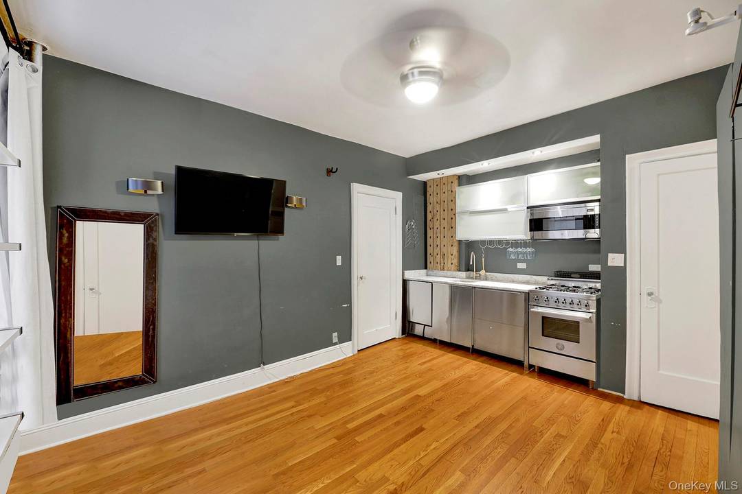 Beautifully Renovated Studio Co op in the Heart of Prospect Heights 400 Lincoln Place, Brooklyn, NY Welcome home to this thoughtfully updated studio residence that perfectly blends pre war charm ...