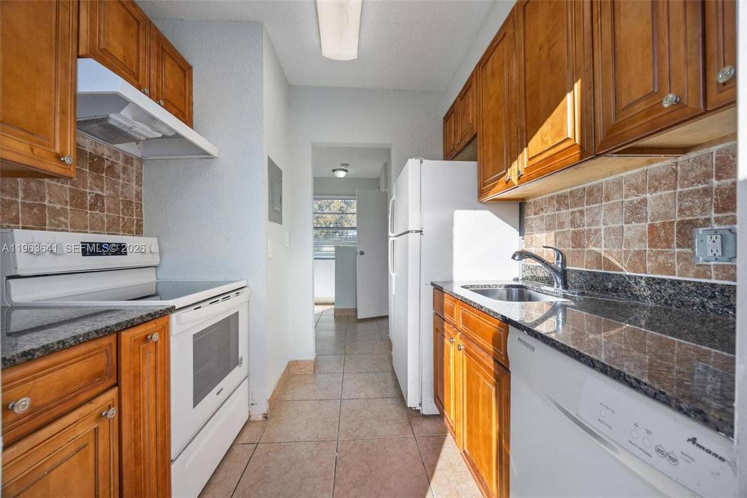 Prime East Hollywood duplex just 1 block from Sheridan St central location, bike to the beach !