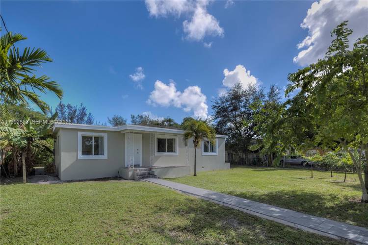 Beautiful home, centrally located on an oversize lot Virtual Tour https www.