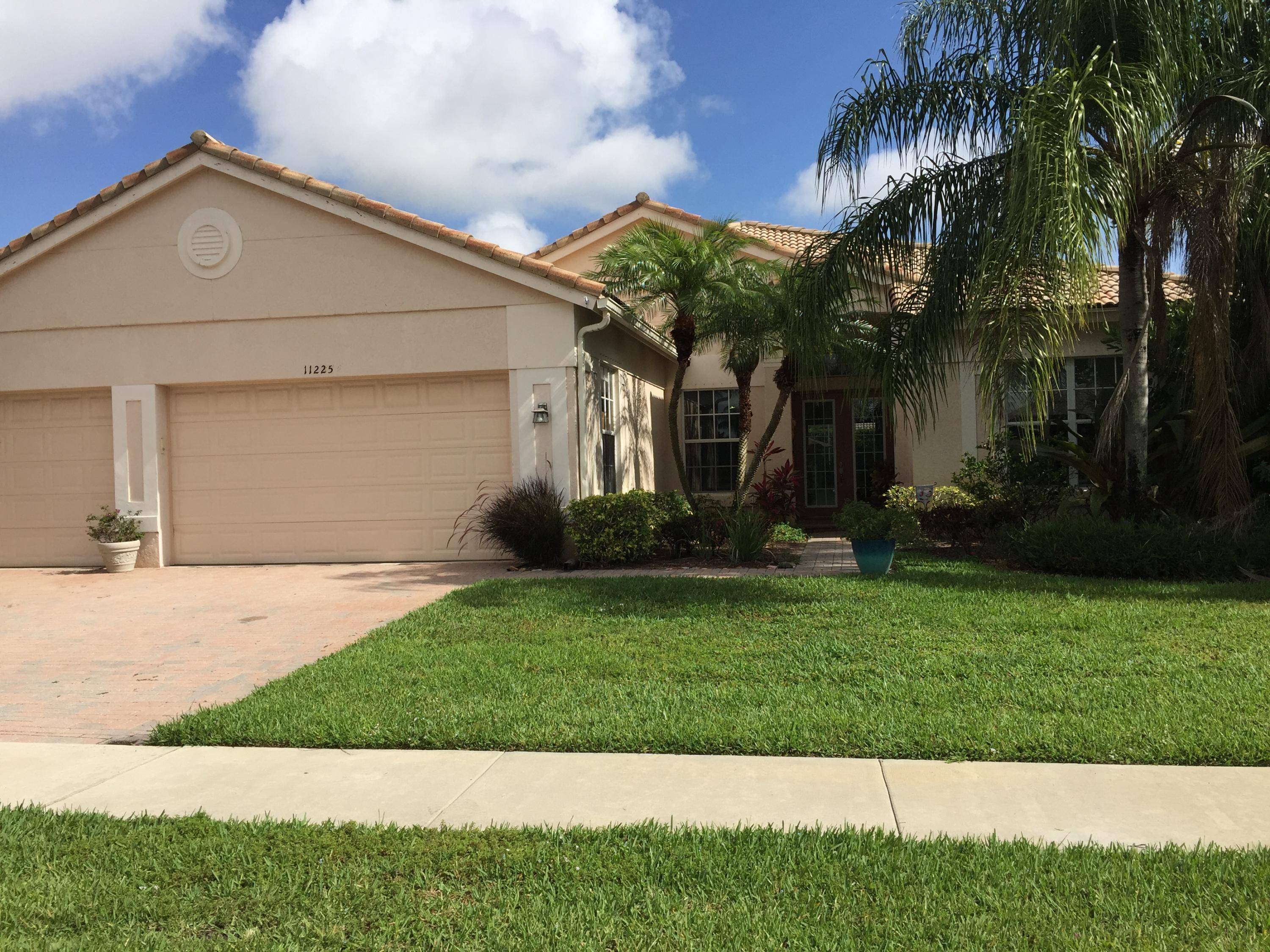 BEAUTIFUL 5 BEDROOM, 3 BATH HOME WITH SCREENED IN PATIO AND PRIVATE POOL ON OVERSIZED LANDSCAPED LOT IN HIGHLY SOUGHT AFTER CITY OF WELLINGTON.