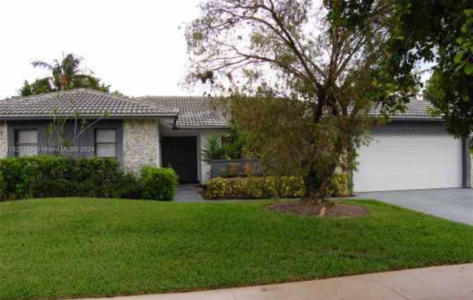 Boca Greens excellent lakefront 3 beds 2 baths home with beautiful golf views.