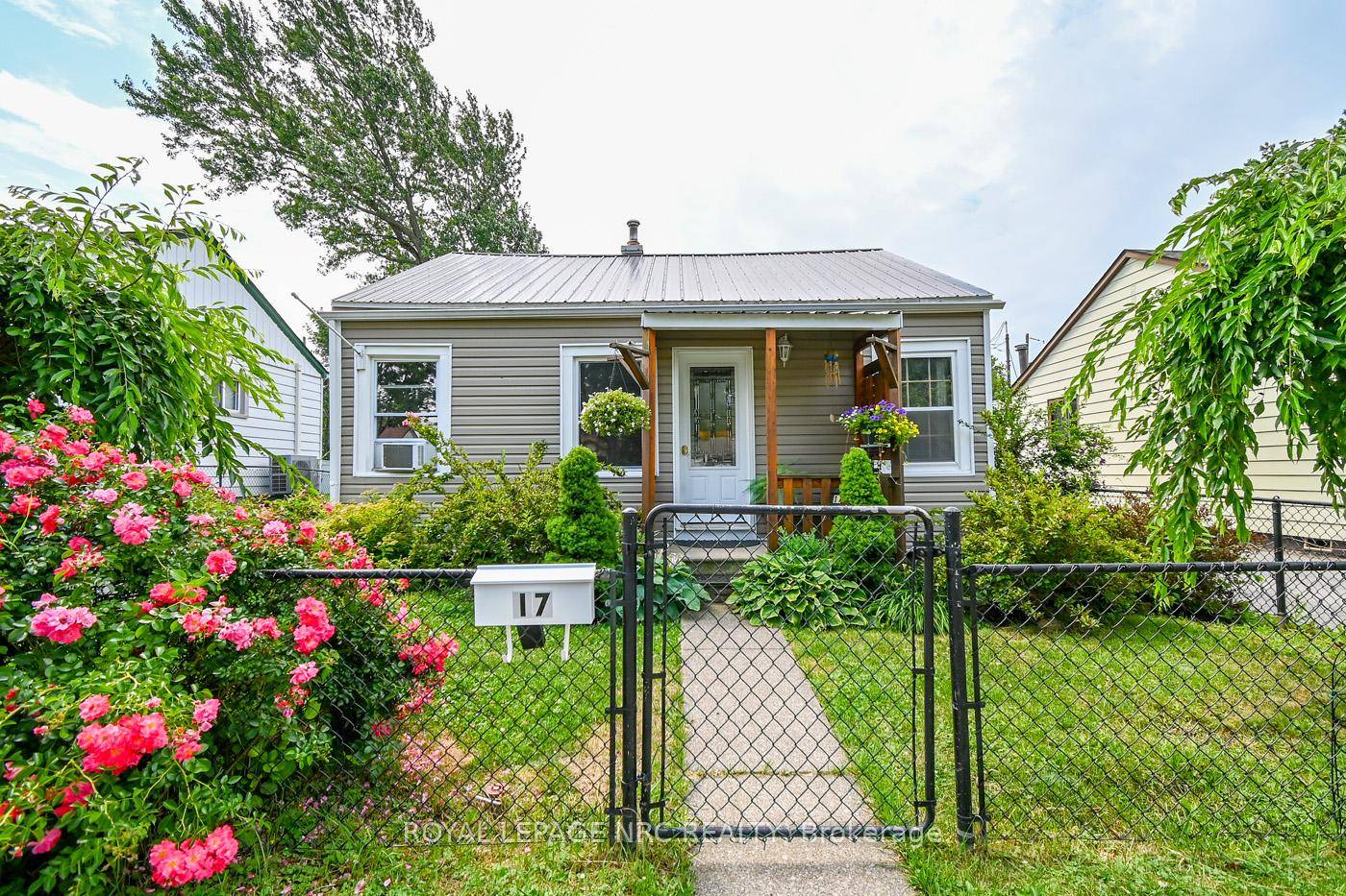 Step into this charming 2 bedroom, 1 bathroom home nestled in the heart of Welland.