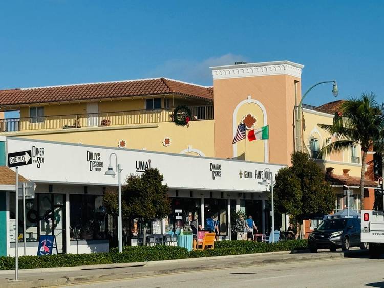 Beautiful retail space located in the very affluent Commercial Blvd.