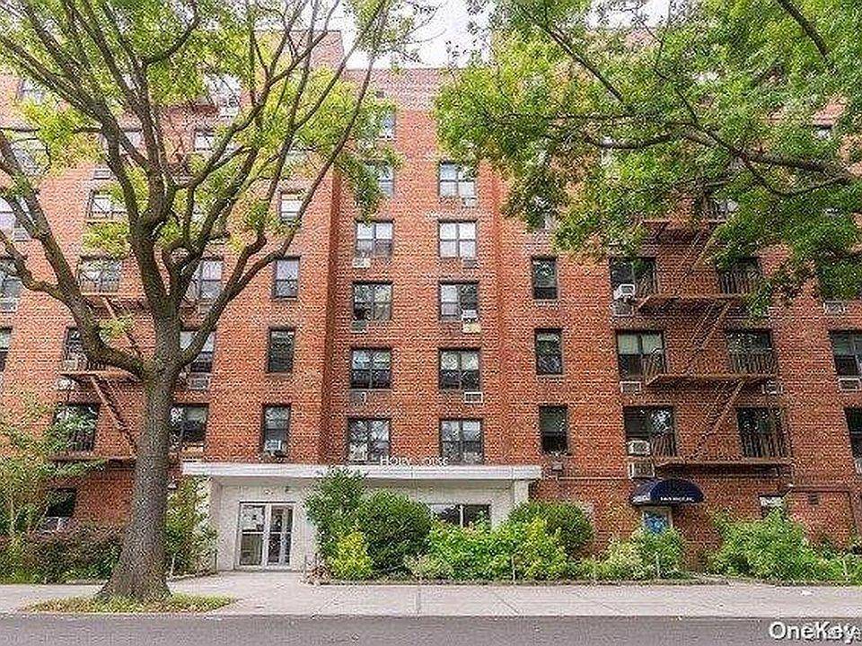Prime Location ! Spacious 2Beds 2 Baths Co op in Downtown Flushing.