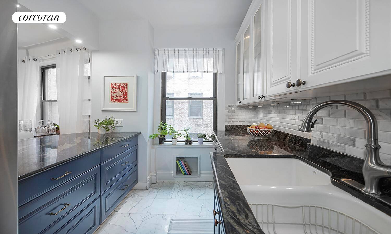Move right in to this magnificent 2 bedroom, one bath prewar residence.