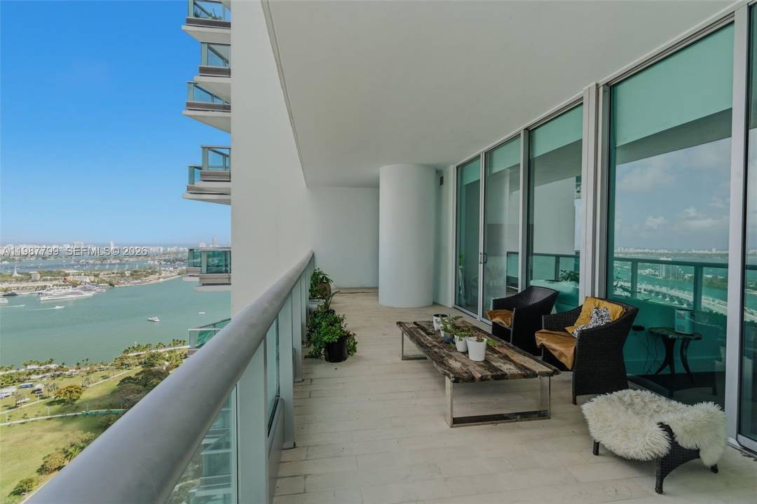 Well positioned 2 bedroom den, 3 bath residence at 900 Biscayne Bay, neighboring Miami s most iconic architecture, including 1000 Museum.