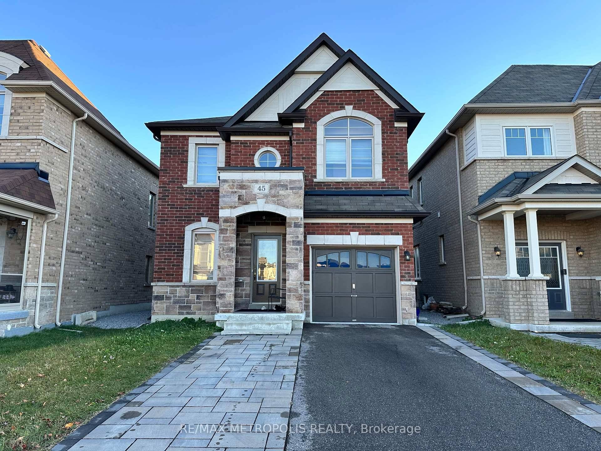 Beautiful 3 Bed 3 Bath Detached Home In The Heart of Sharon !