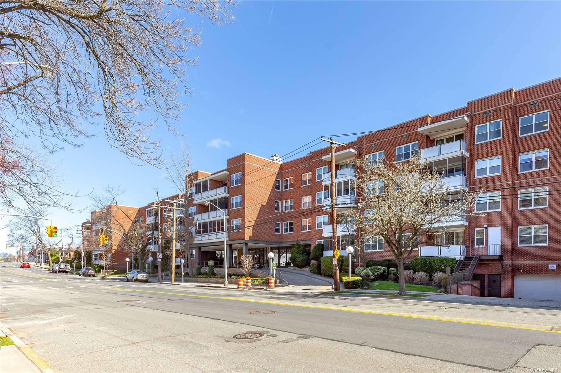 ONE KENSINGTON GATE TOTALLY Renovated 3rd Floor JR 4 with Terrace overlooking scenic garden views from every room Elegant spacious interiors with lots of closets amp ; gorgeous hardwood floors.