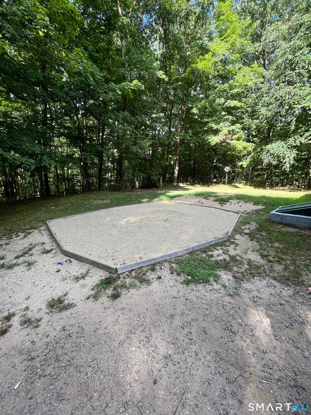 Spacious 5 bedroom house right on the Coventry Mansfield line, short drive to uconn AVAILABLE AUGUST 1 2026