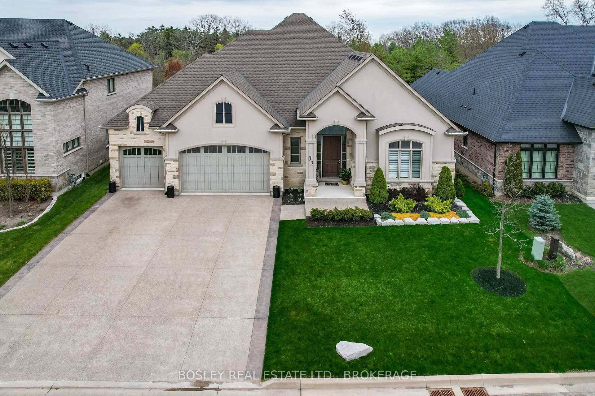 Built in 2017, this custom 5, 460 sq.