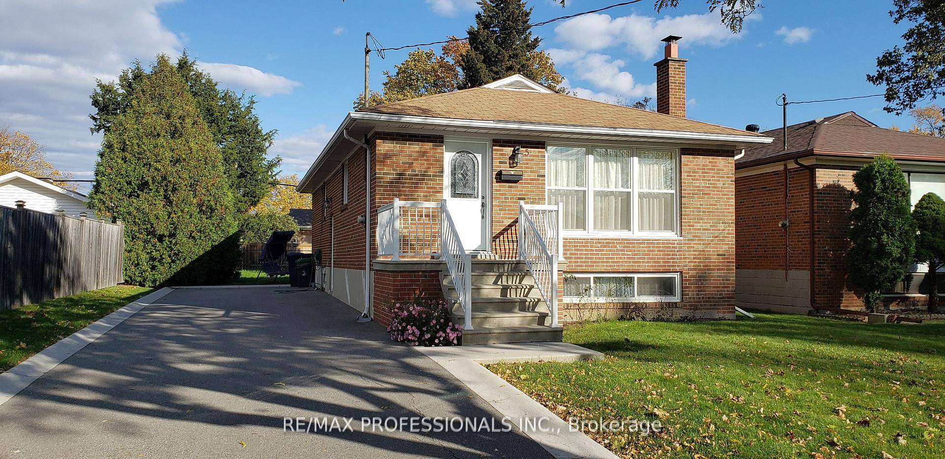 Clean 3 bedroom Bungalow Located in Family Oriented Eringate Centennial Park Updated Kitchen amp ; Baths.