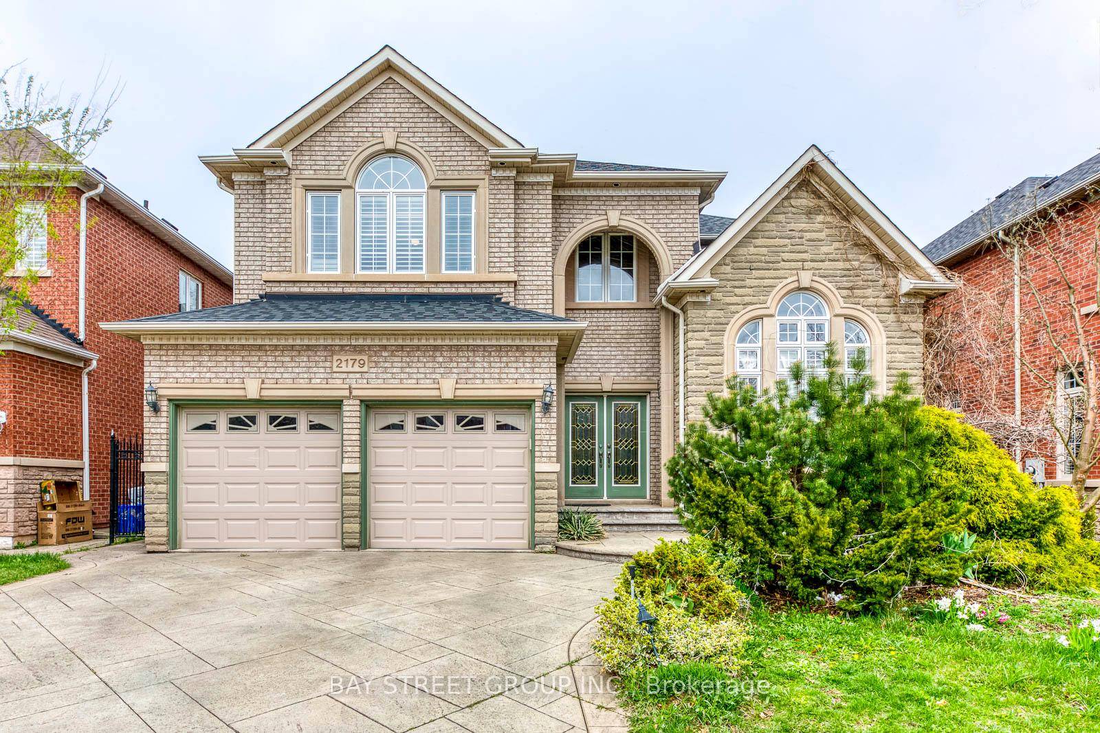 Executive Home Bright And Spotless 4 1 Bedroom Located In The Prestigious Area Of Joshua Creek With Over 3276 Sqft Of Living Space Plus Finished Basement.
