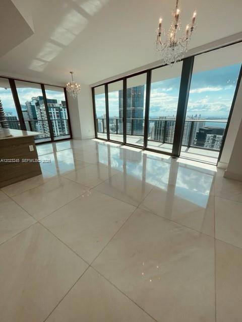 Amazing corner unit in desirable Dua condo !