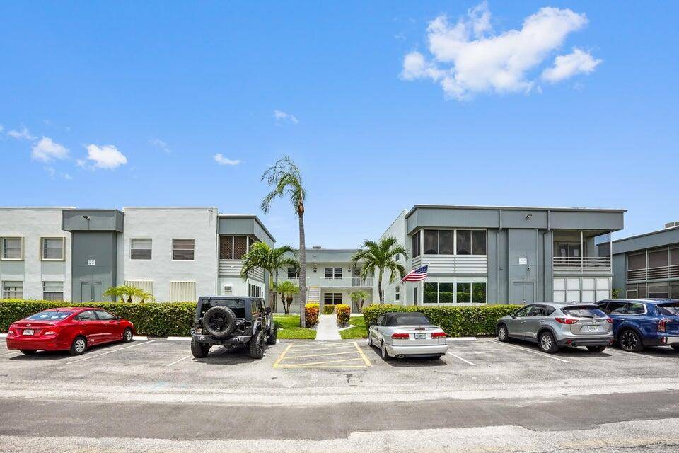 A C 2021 HWH 2021. Bright, cheerful condo in desirable Kings Point Active Adult community.