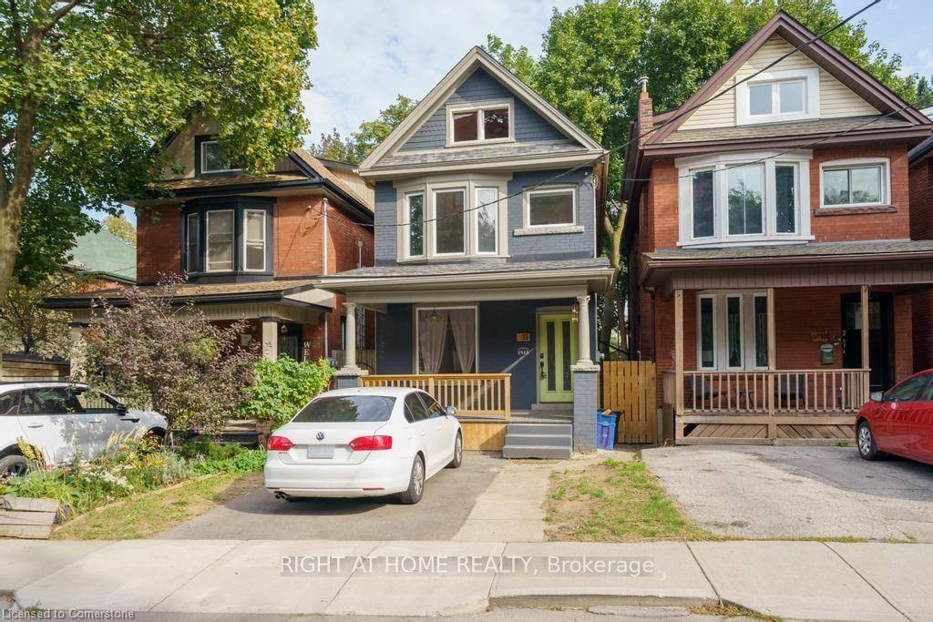 Welcome to 11 Lorne ! This lovely detached home was tastefully updated.
