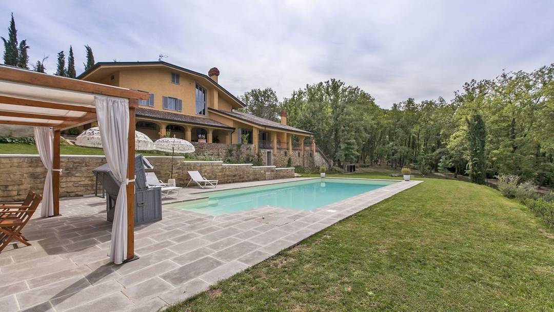 Prestigious villa on a hill in rationalist style completely renovated in 2012 with guest house and swimming pool overlooking the valley