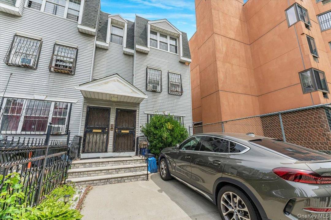 Charming Duplex with Spacious Backyard in the Heart of The Bronx !