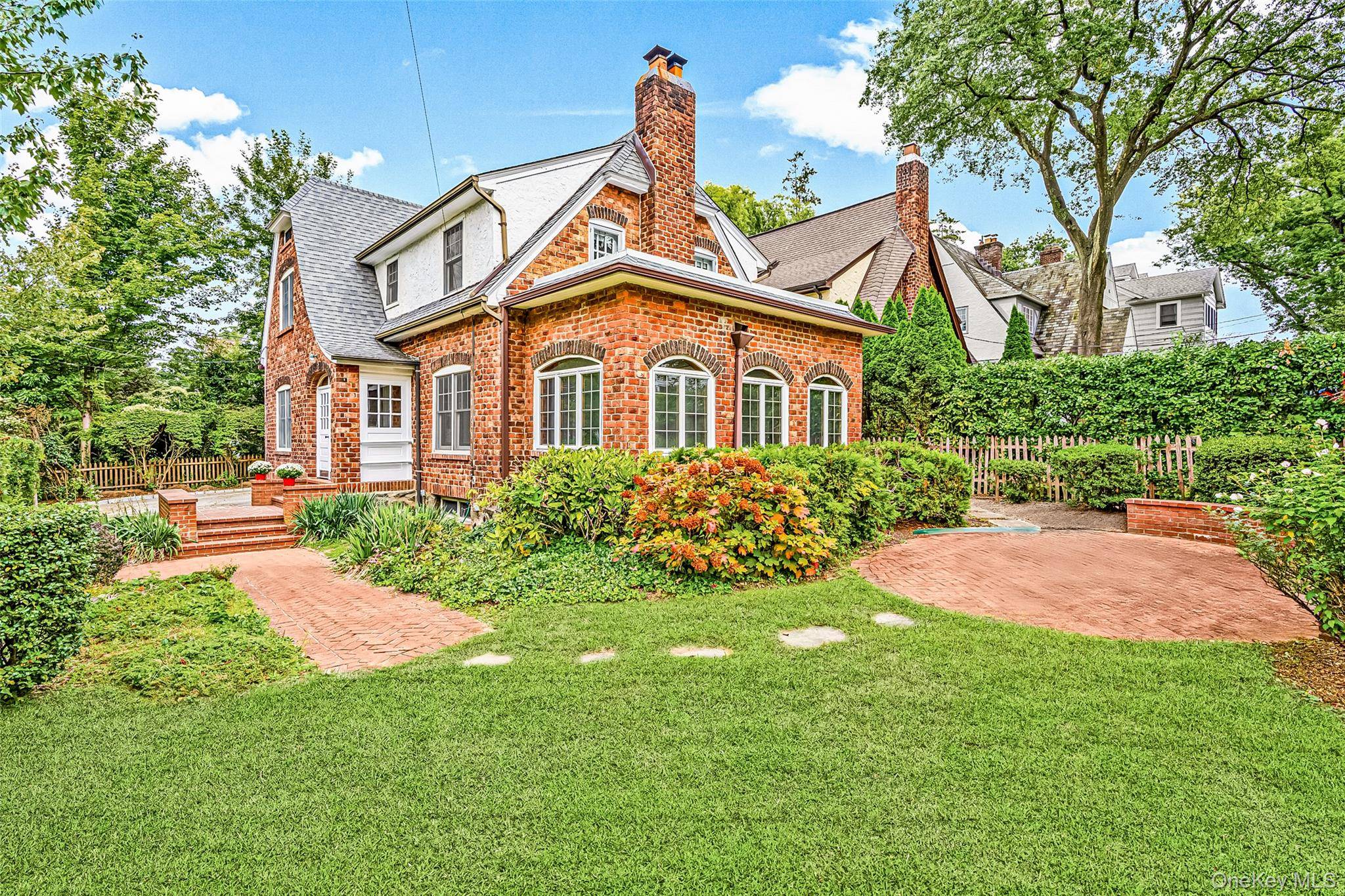 Prime location in the heart of Larchmont Village !