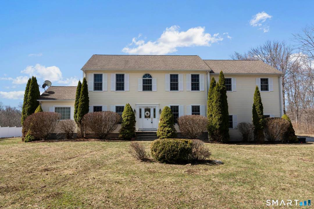 Welcome to this spacious and beautifully maintained home in desirable Oxford, CT.