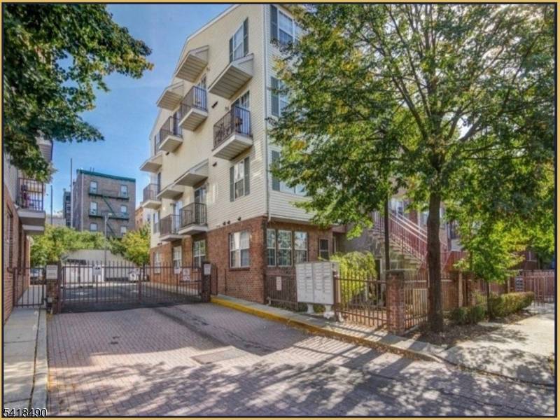 Easy care living in a prime commuter location !