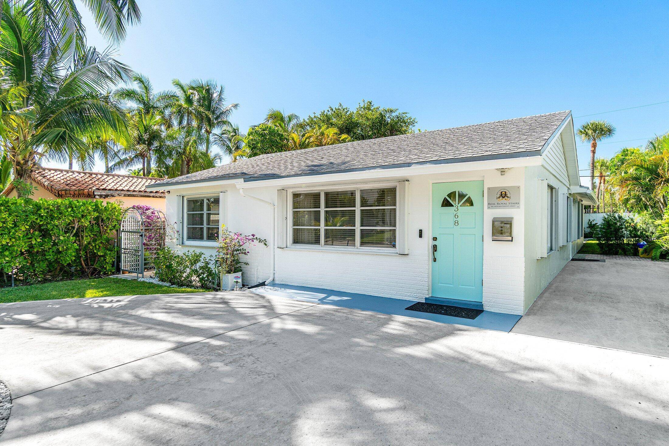 SoSo 4 bed, 4. 5 bath CBS home steps from the Intracoastal.