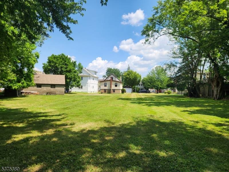 ATTENTION BUILDERS, LARGE DEEP open vacant building lot 69 Vanpelt Pl.