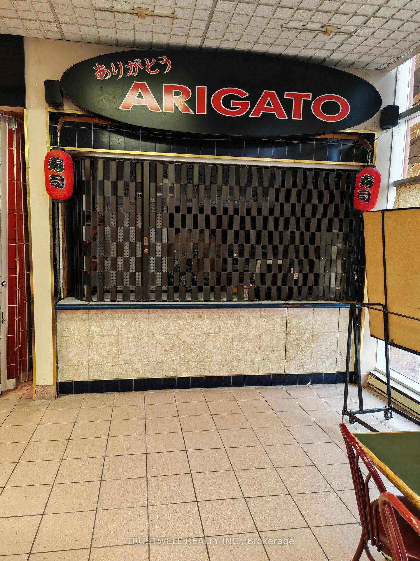 Busy food court unit at Dixie Park Mall, Great exposure with corner location.