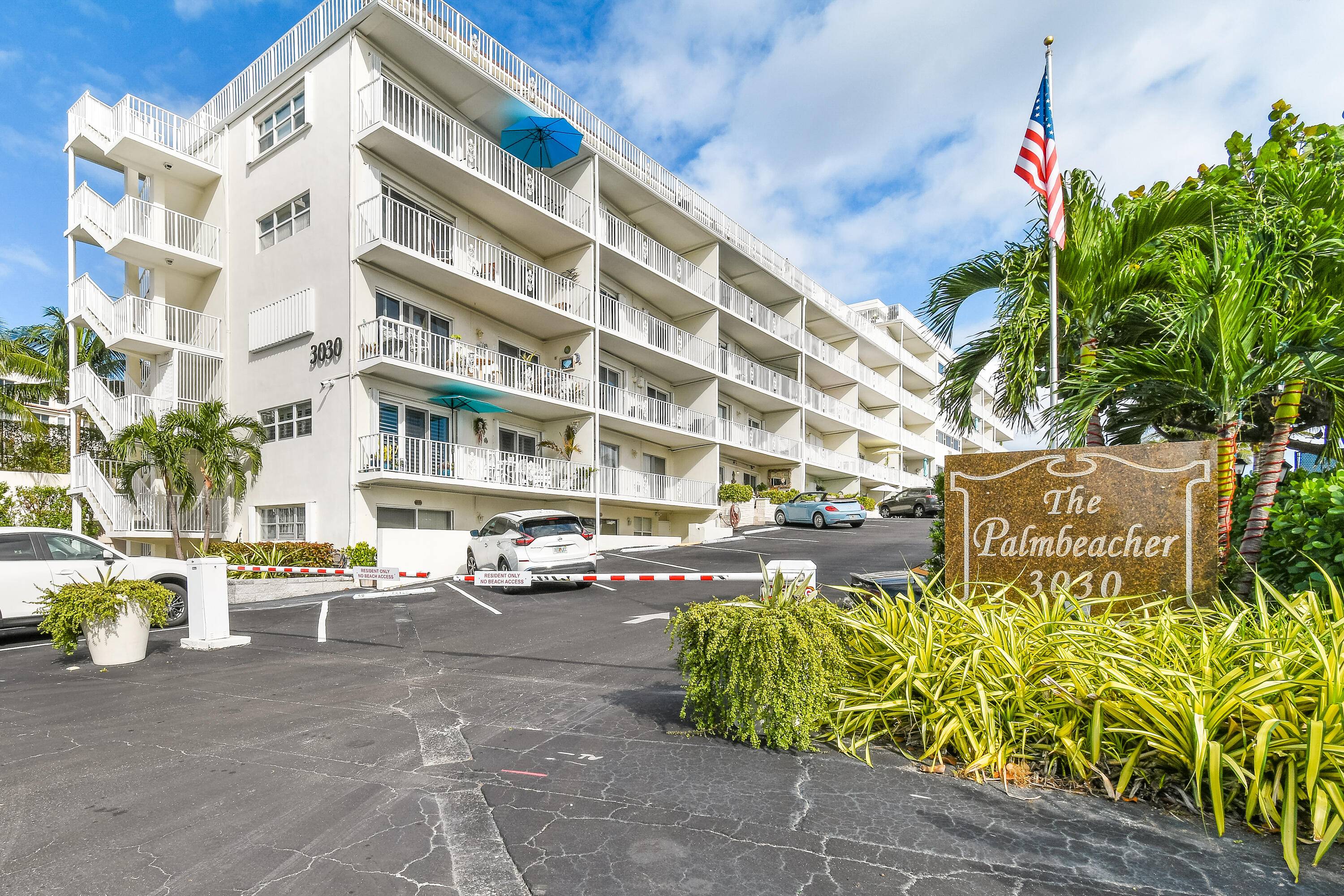 Great location Next to LAKE WORTH BEACH !