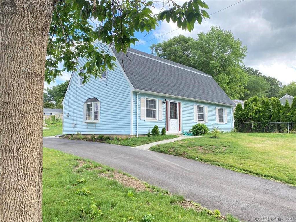 well maintained 5 bedrooms colonial near Danbury hospitals and schools.