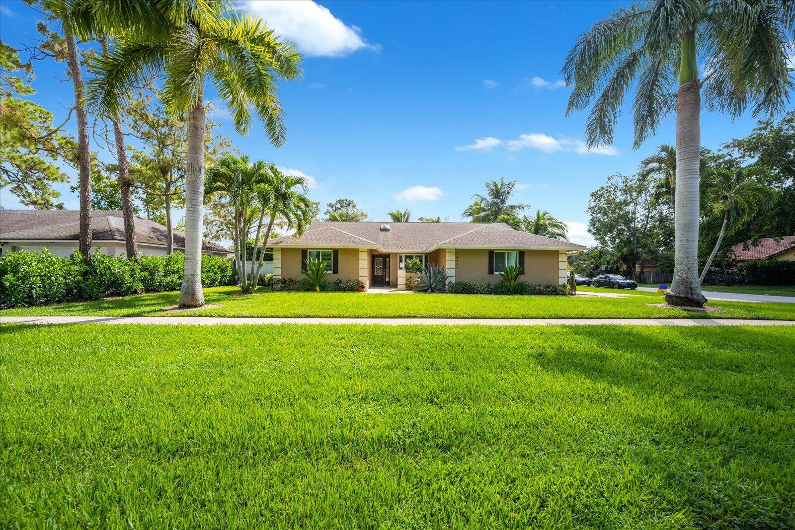 Experience the ultimate Florida lifestyle in this immaculate 3 bedroom, 2 bathroom home in Wellington !