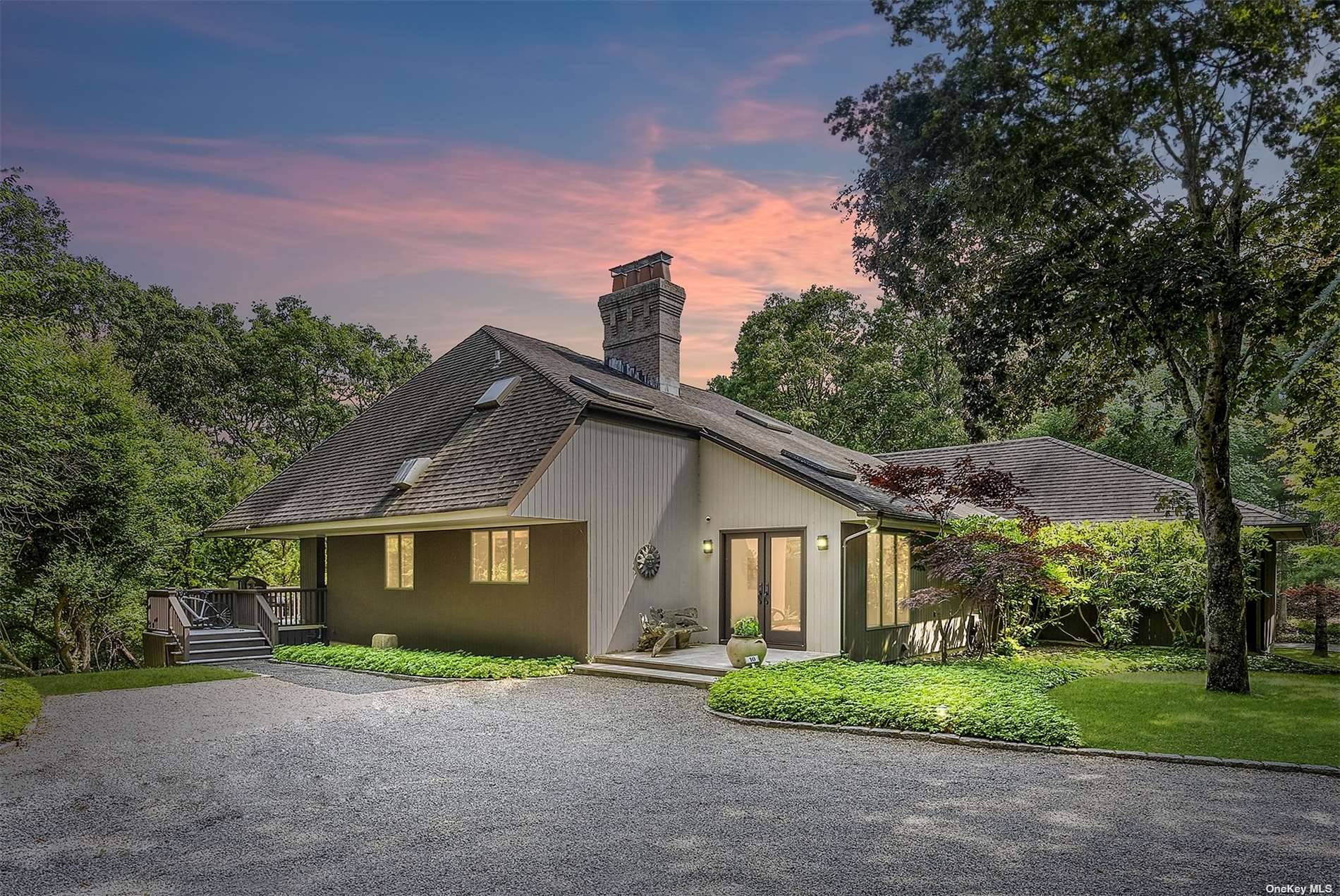 Down a private road on a quiet cul de sac sits a most inviting and inspiring Hamptons retreat.