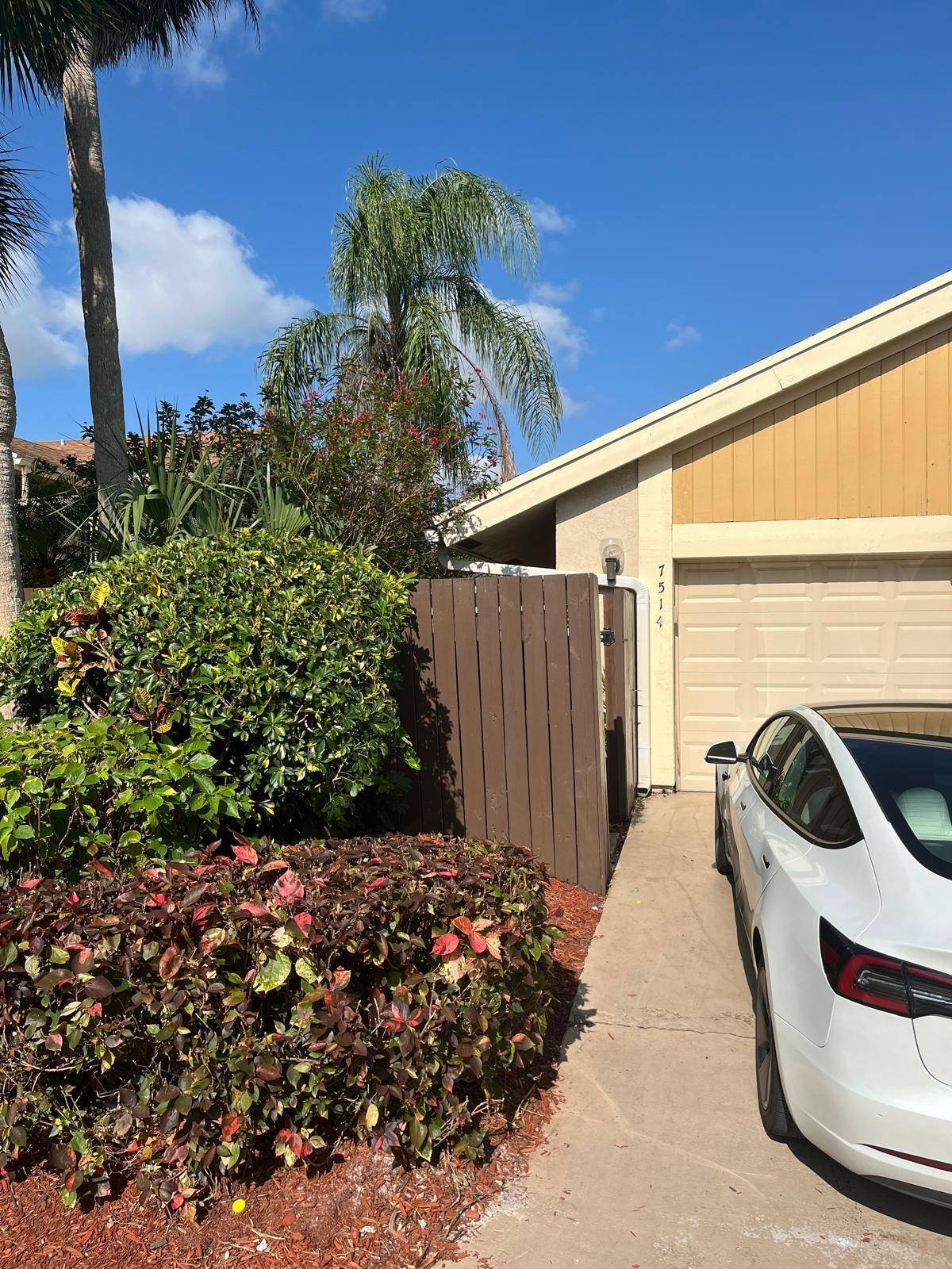 Centrally located in Boca Raton, one story Villa Townhome w vaulted ceilings open floor plan.