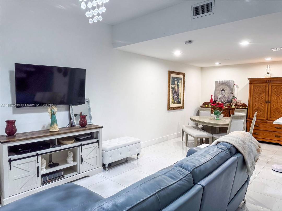 This beautifully maintained 2 bedroom, 1.