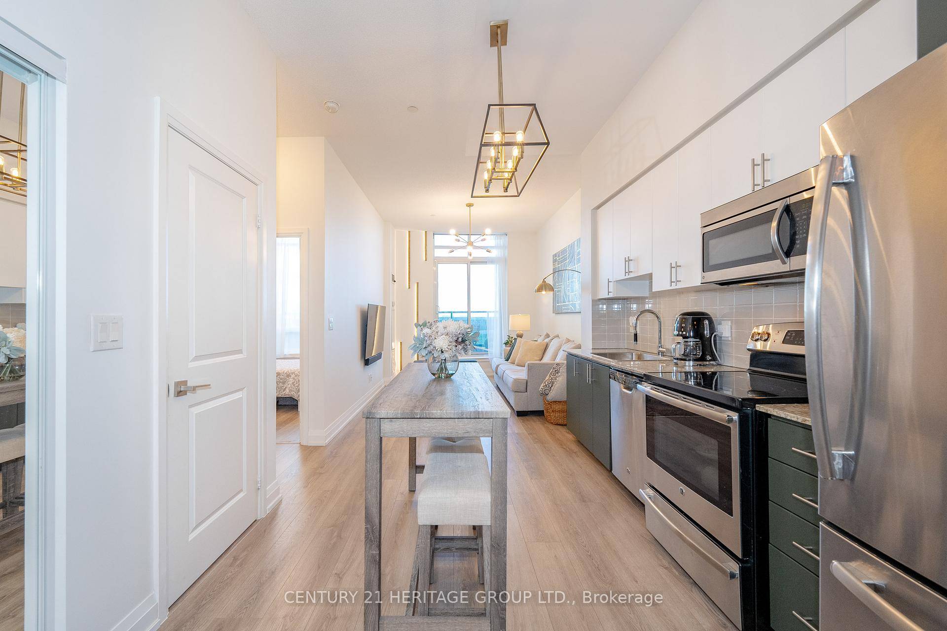 Luxurious Condo with Large Terrace and Modern Design Enjoy this beautiful 1 1 condo, featuring 10' ceiling, stainless steel appliances, granite countertops, updated lighting, and a large terrace with a ...