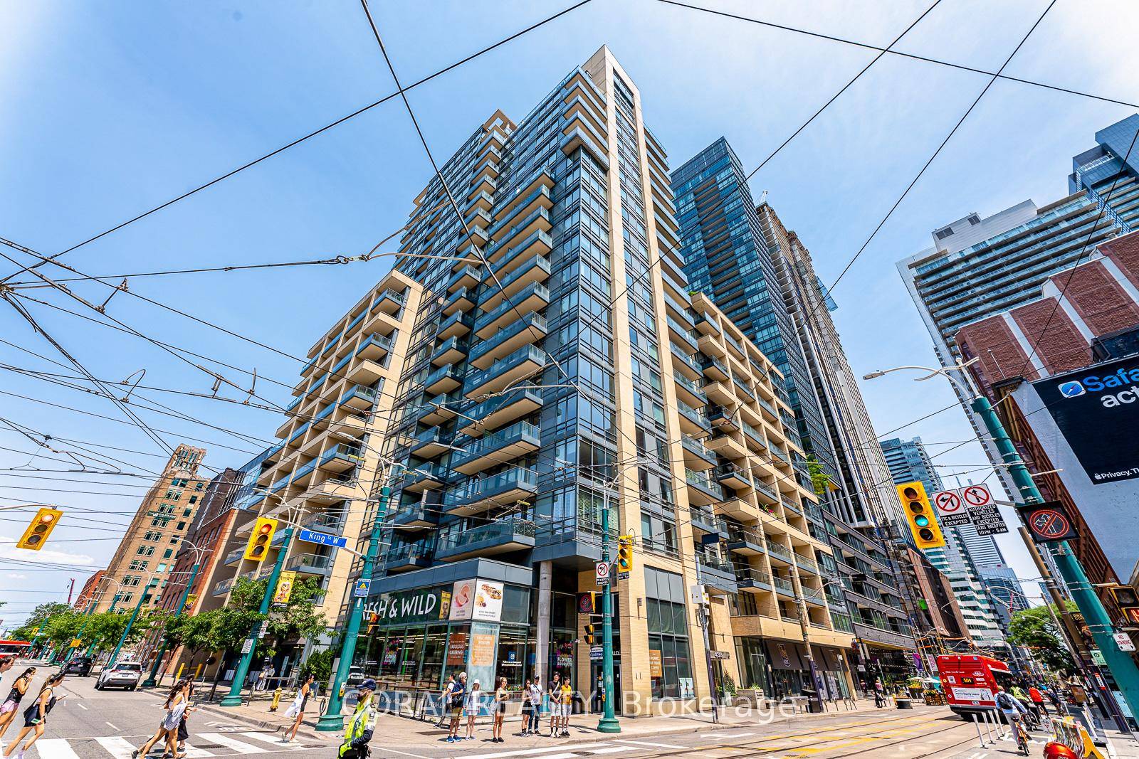 Welcome to your turnkey urban escape at The Hudson, ideally located at the vibrant corner of King West and Spadina.