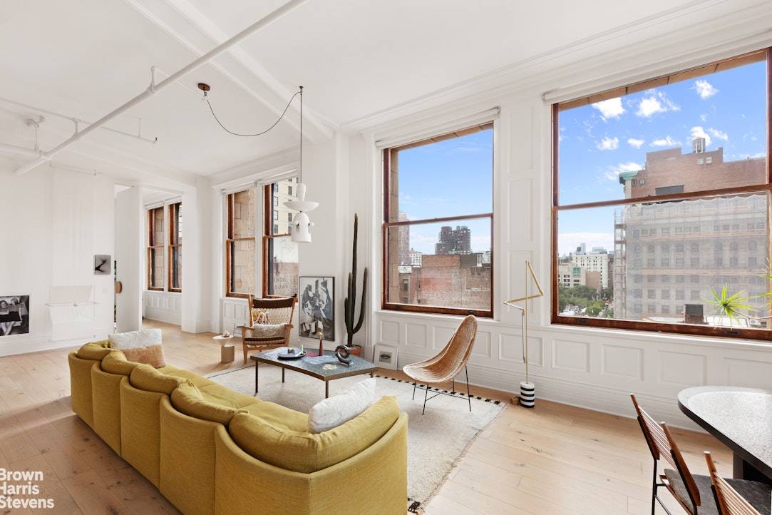 LIVE IN THE LIGHT Highly refined, and deeply serene, this light filled, architecturally significant loft is a rare opportunity to live with great beauty while overlooking the Flatiron, one of ...